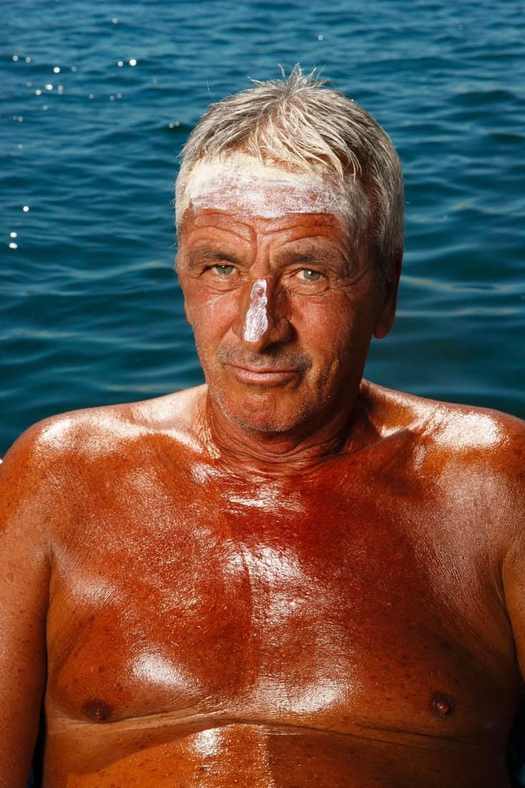 Pieza editorial de verano con el texto Factor 50 solo en la nariz.